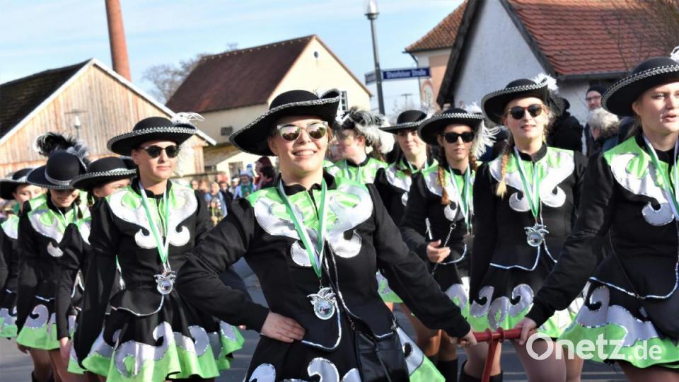 Der 3. Revival-Faschingszug schlängelte sich am Sonntag durch die Straßen von Hütten. Bild: rgr