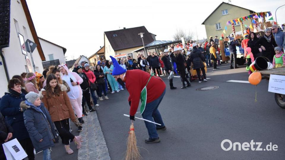 Der 3. Revival-Faschingszug schlängelte sich am Sonntag durch die Straßen von Hütten. Bild: rgr