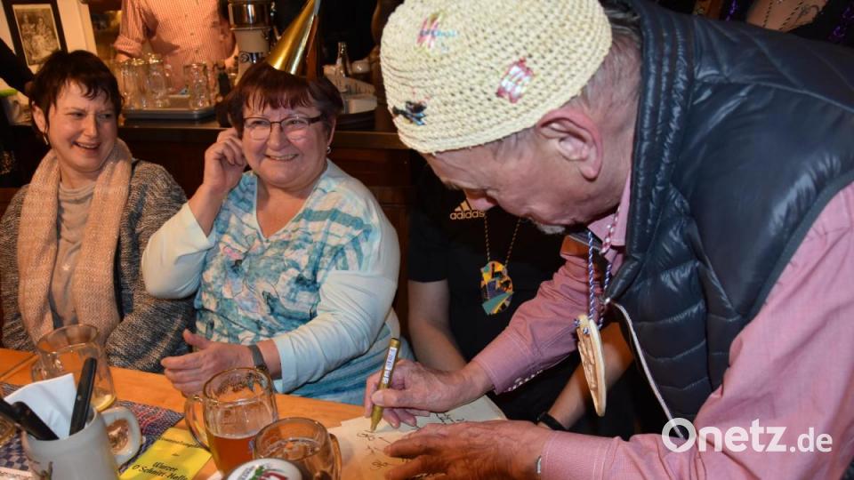 Verleihung der handgeschnitzten Zoiglorden beim "Waldhauser" Bild: ui