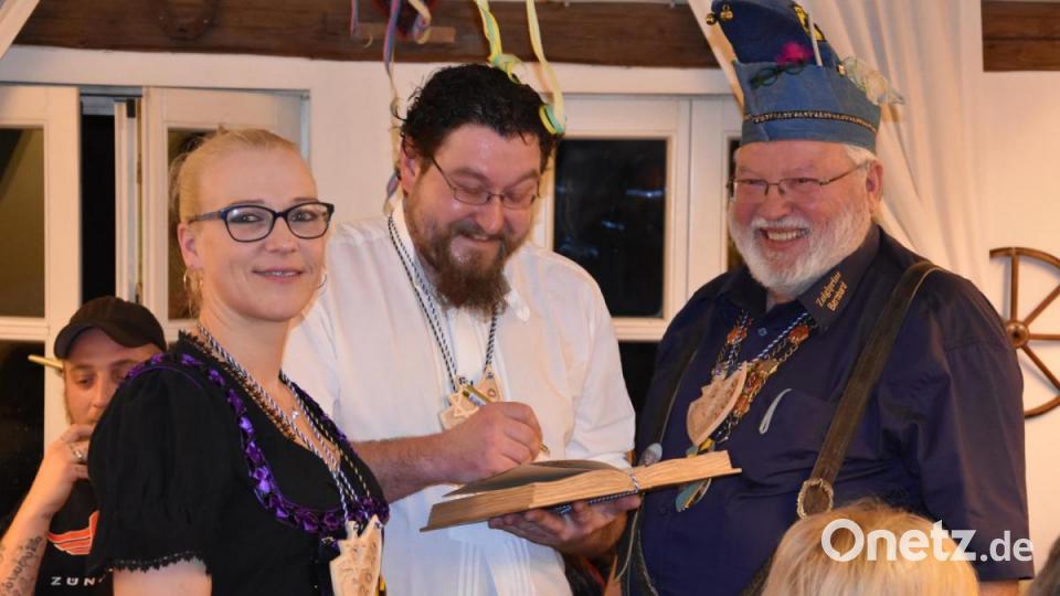 Verleihung der handgeschnitzten Zoiglorden beim "Waldhauser" Bild: ui