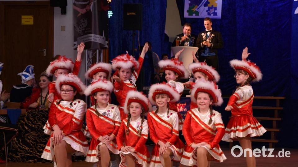 Schlussaufstellung nach dem rundum gelungenen Gardemarsch der Plößberger Kindergarde. Bild: gbj
