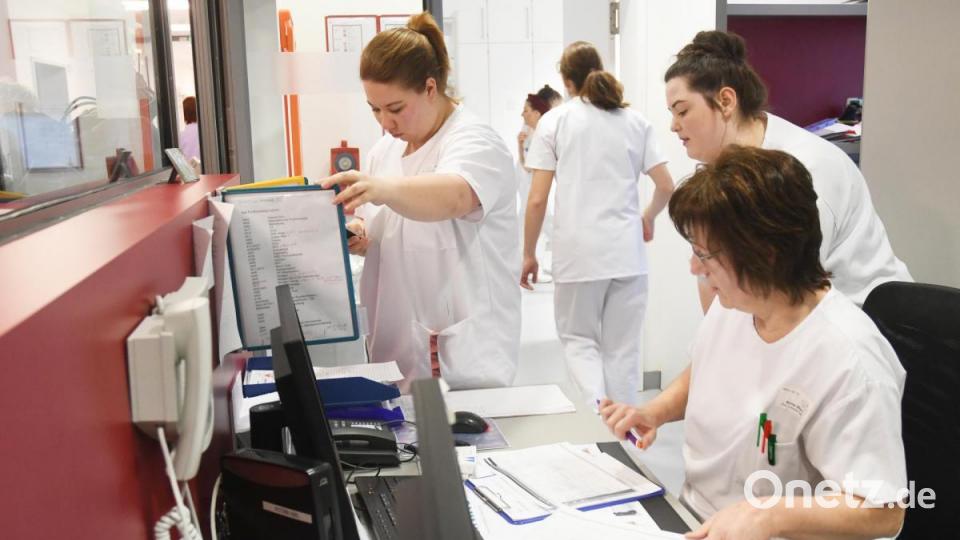 Letzte Absprachen des Pflegepersonals vor dem Umzug. Bild: Gabi Schönberger