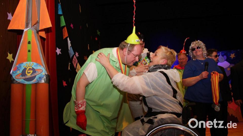 Pfarrer Markus Nees machte seine Sache gut. Zum ersten Mal war der katholische Geistliche dabei, um das Männerballett zu unterstützen. Dafür gab es einen Faschingsorden aus der Hand von Martina Sötje. Bild: wro
