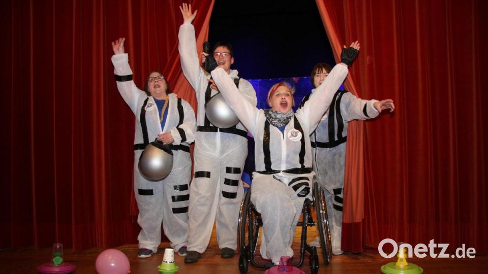 Mit einem kräftigen Helau auf den SHG-Fasching 2020 begrüßte der Motor der Gruppe, Martina Sötje (vorne rechts), zusammen mit ihrem Team die zahlreichen Faschingsnarren im Pfarrheim. Bild: wro