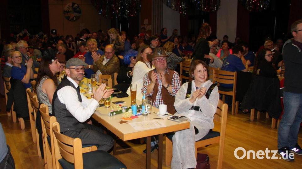 Faschingsball der Selbsthilfegruppe Behinderte und Nichtbehinderte in Wiesau. Bild: wro