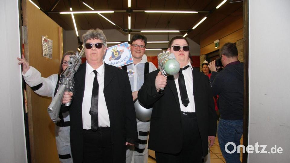 Die „Men in Black“ sind jedes Jahr dabei, um auf die Protagonisten und Organisatoren ein Auge zu werfen. Bild: wro