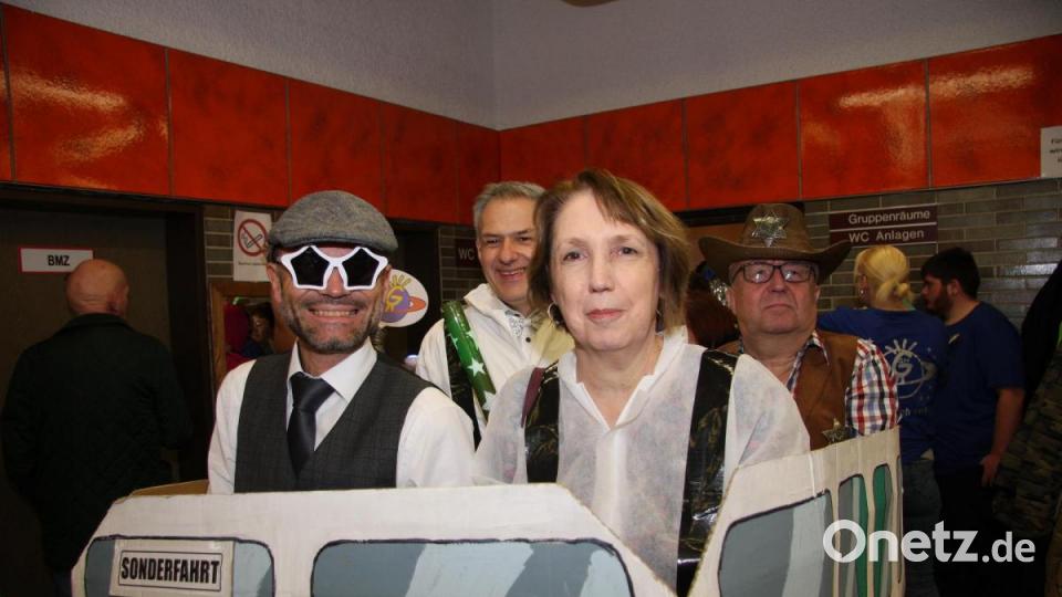 Stets dabei: Der alte VW-Bulli. Ziel der Besatzung – Alfred Scheidler, Annette Karl und (dahinter von rechts) Toni Dutz und Roland Grillmeier - waren das Weltall beziehungsweise der SHG-Fasching in Wiesau. Bild: wro