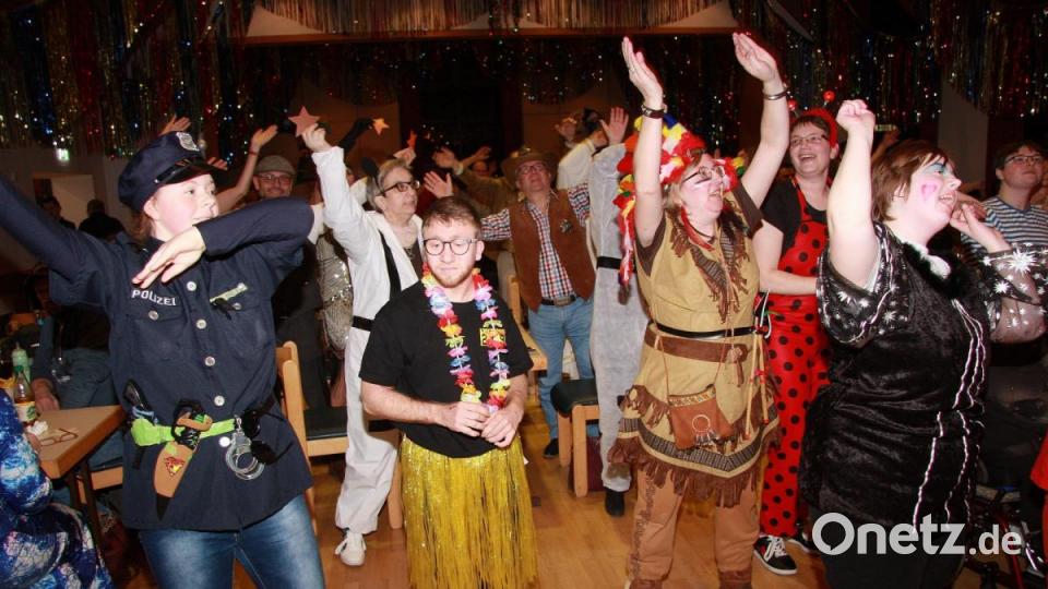 Bereits nach wenigen Minuten herrschte Hochstimmung im Pfarrsaal. Bild: wro