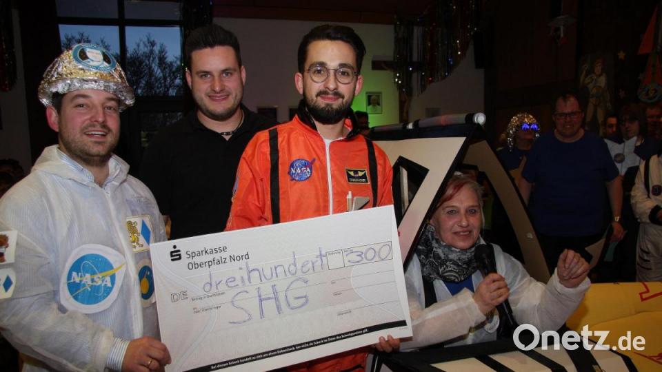 Die Junge Union Wiesau arbeitete und spendete. „Das muss ihnen erst einmal einer nachmachen“, bedankte sich Martina Sötje beim Vorstands-Team Florian Distner, Alexander Hegen und Michael Dutz (von rechts). Bild: wro