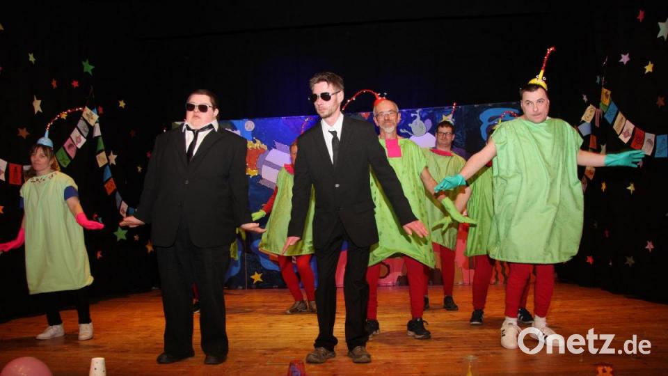 Das Männerballett (Choreographie Petra Mierzowski und Susanne Schenkl) darf beim Fasching der Selbsthilfegruppe nicht fehlen. Bild: wro