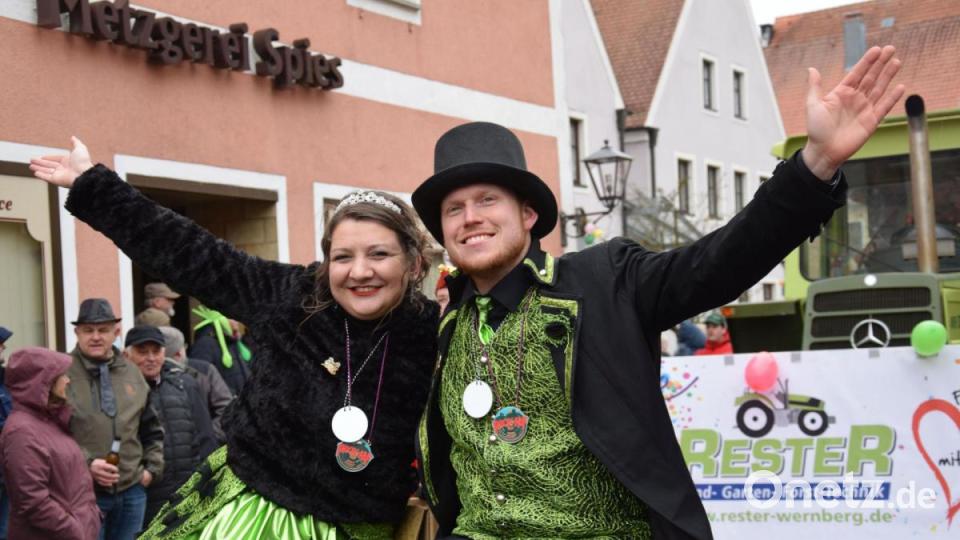 Ein letztes Winken als Dank für die treuen Faschingsuntertanen von Ihrer Lieblichkeit Lena I. und Prinzgemahl Fabien I im Cabrio. Bild: bö
