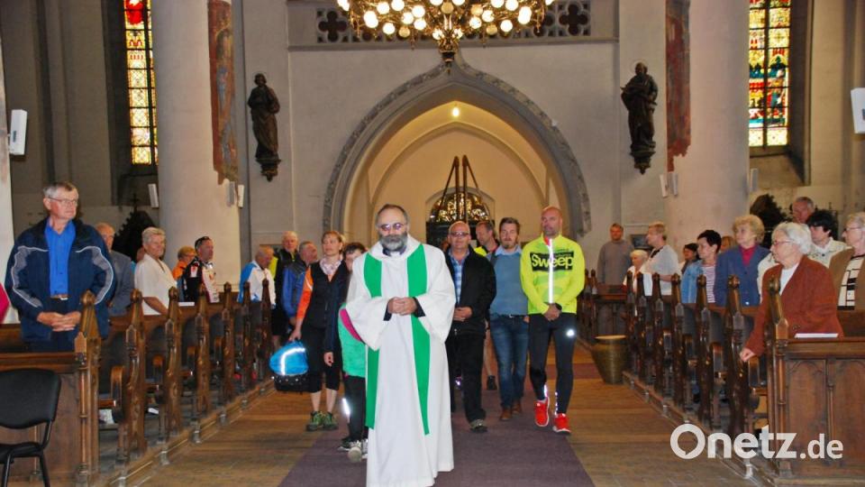 Einzug der Radwallfahrer in die Stadtpfarrkirche St. Nikolaus und St. Elisabeth in Cheb (Eger). Bild: enz