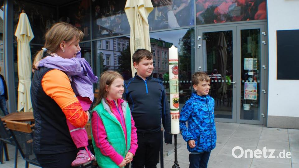Die teilnehmenden Kinder mit der Wallfahrtskerze. Bild: enz