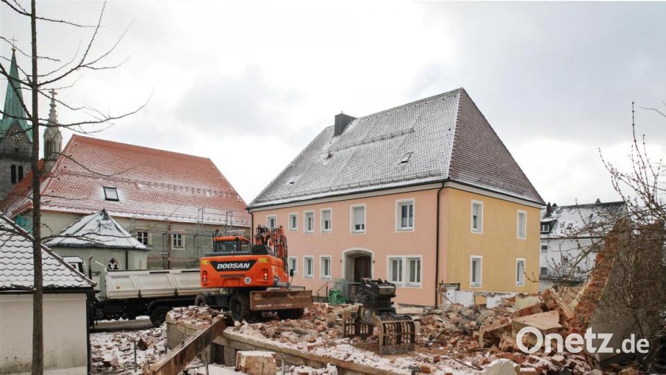 Bis auf das Kellergeschoss wurde das Schwesternhaus beim katholischen Pfarrhof bereits abgerissen. Damit soll Platz geschaffen werden für den neuen Pfarrsaal. Bild: njn