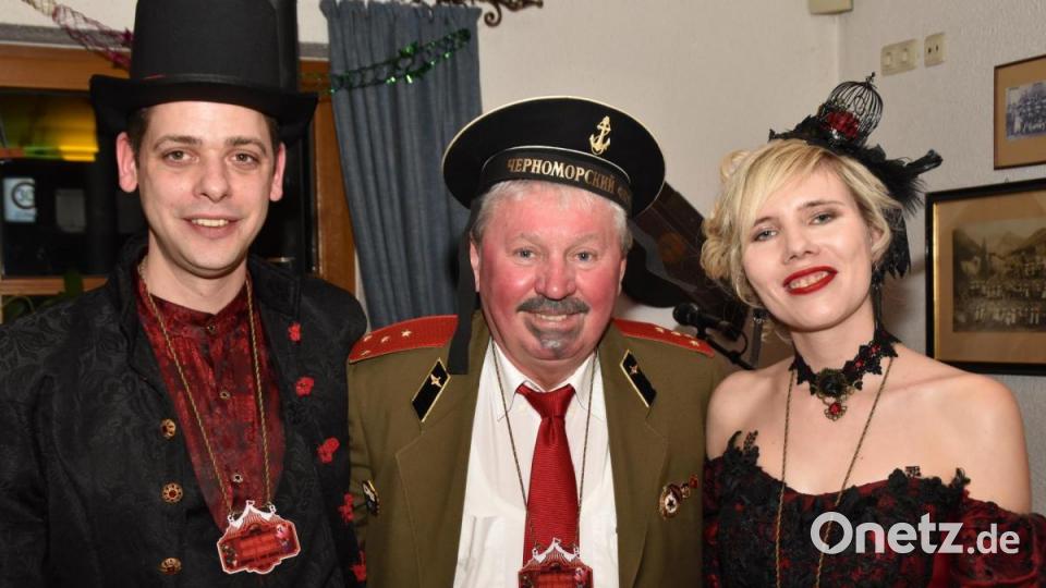 Ordensträger nicht nur der russischen Schwarzmeerflotte sondern auch der Narrhalla : Stadtrat Hans Forster mit dem Prinzenpaar. Bild: hcz