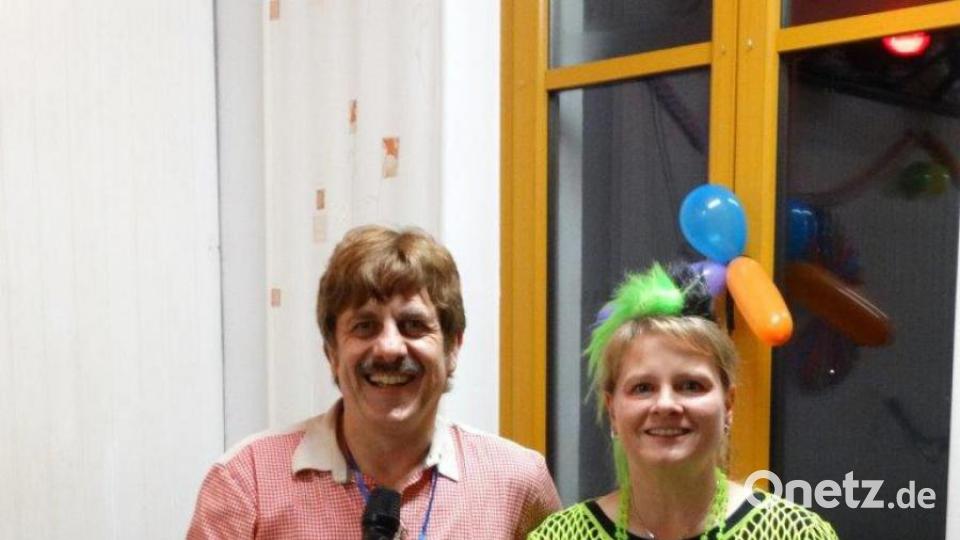 Vorsitzende Beate Sporrer überreichte Alleinunterhalter Walter Kobel eine Medaille für zehn Jahre musikalische Unterhaltung beim Fasching in Trevesen und erhielt im Gegenzug einen Kalender mit Erinnerungsfotos. Bild: twg