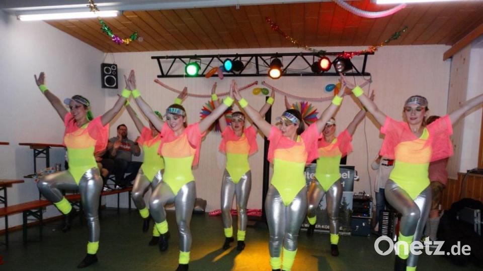 Die Tanzgruppe &quot;Deluxe&quot; in ihren grellen Neon-Outfits begeisterten die Zuschauer. Bild: twg