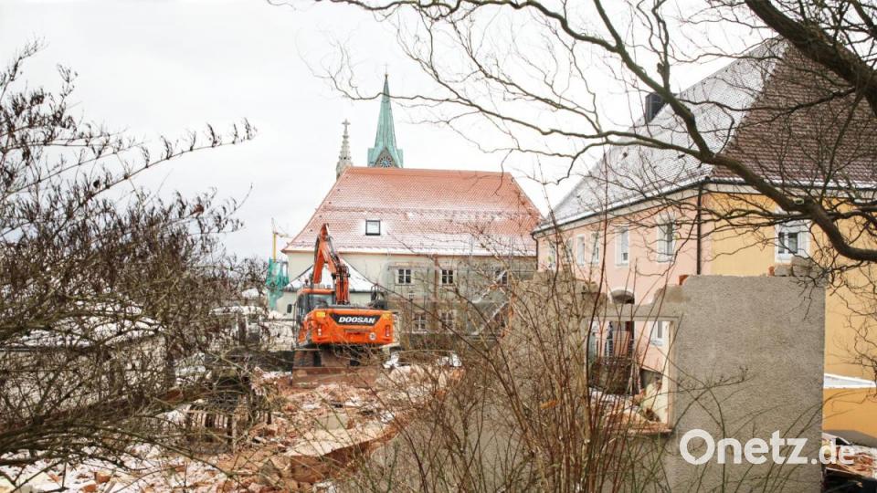 Bis auf das Kellergeschoss wurde das Schwesternhaus beim katholischen Pfarrhof bereits abgerissen. Damit soll Platz geschaffen werden für den neuen Pfarrsaal. Bild: njn