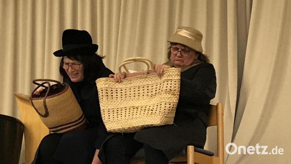 Ein 40 Jahre alter Hut war das Gesprächsthema von Petra Tretter und Anni Lautenbacher (von links). Bild: ak