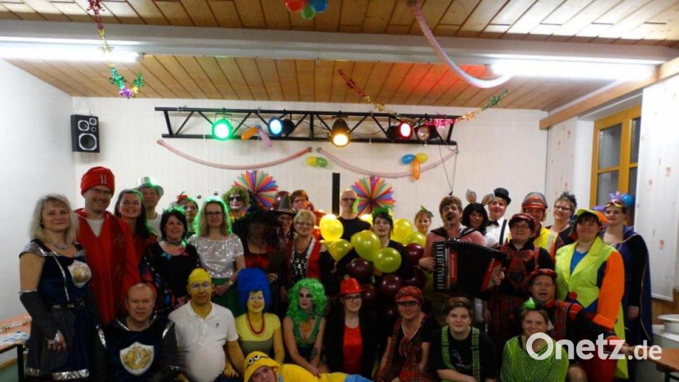 Tolle und ausgefallene Verkleidungen gab es beim Faschingstanz in Trevesen zu sehen. Bild: twg