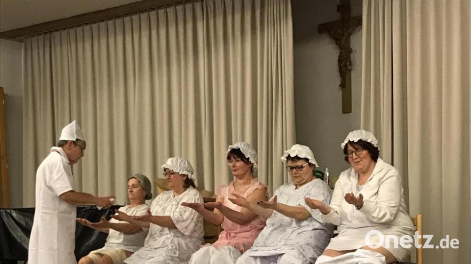 Die Krankenschwester (Rita König, links) führte ein strenges Regiment in einem Altersheim. Roswitha Schober, Anni Lautenbacher, Theresia Horn, Petra Horn und Doris Kellner (von links) gehorchten ihr aufs Wort. Bild: ak
