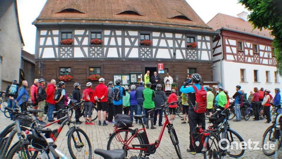 Beginn der Radwallfahrt von Neualbenreuth nach Cheb: Begrüßung und Segen. Bild: enz