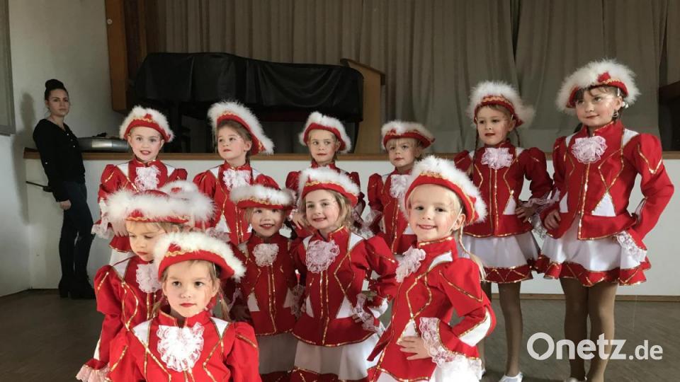 Die Minigarde des Waldecker Carnevalvereins begeisterte die Frauen mit ihrem Gardetanz. Bild: ak
