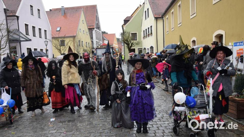 Die Schmidmühlener Hexen waren auch heuer wieder eine Hausmacht beim Faschingszug. Bild: bö