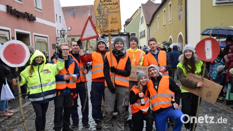 Es gibt viele Zeugen bei den Kirwaleuten - die Bauhofleute haben das Verkehrsschild verkehrt herum aufgestellt. Bild: bö