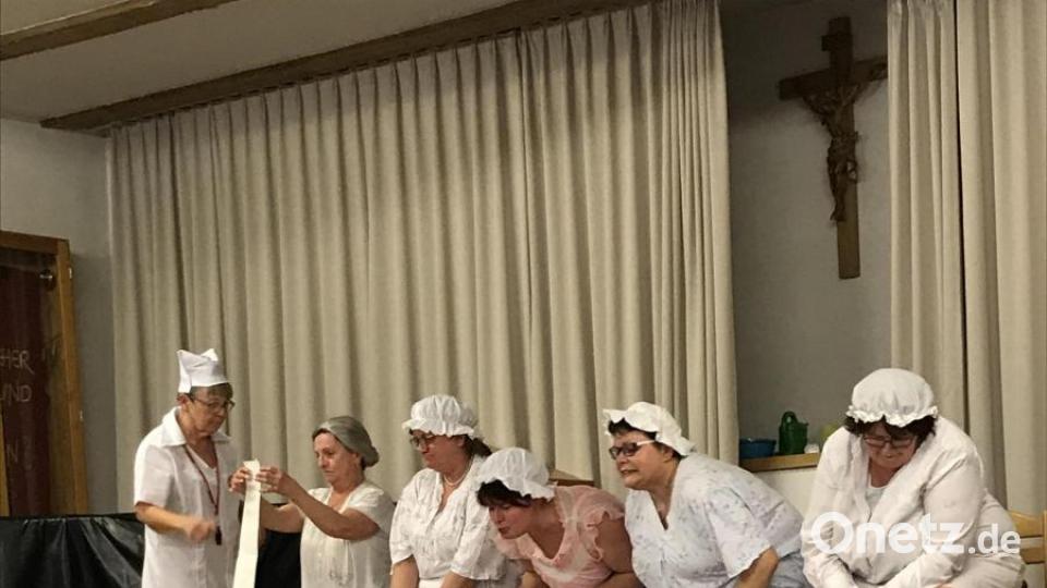 Genau abgezählt hat Krankenschwester (Rita König, links) das Klopapier. Doch nur vier Blätter sollten nicht für Roswitha Schober, Anni Lautenbacher, Theresia Horn, Petra Horn und Doris Kellner (von links) reichen. Bild: ak