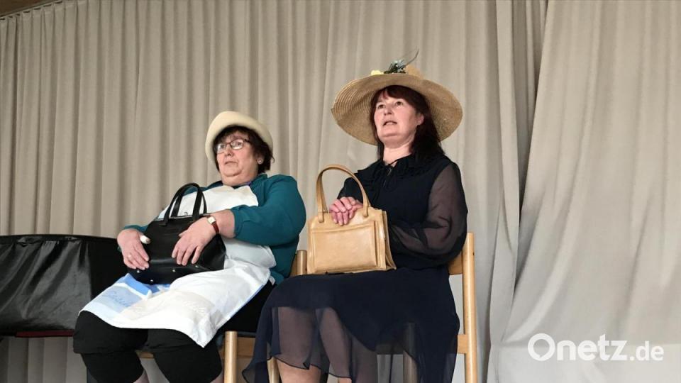 Martina Amtmann und Theresia Horn (von links) warteten vergeblich auf ihr Eis. Bild: ak
