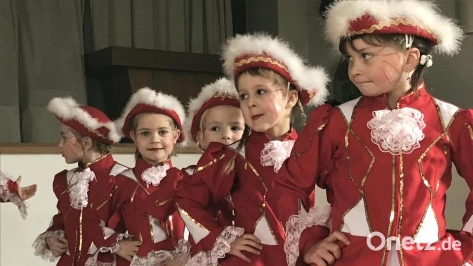 Die Minigarde des Waldecker Carnevalvereins begeisterte die Frauen mit ihrem Gardetanz. Bild: ak