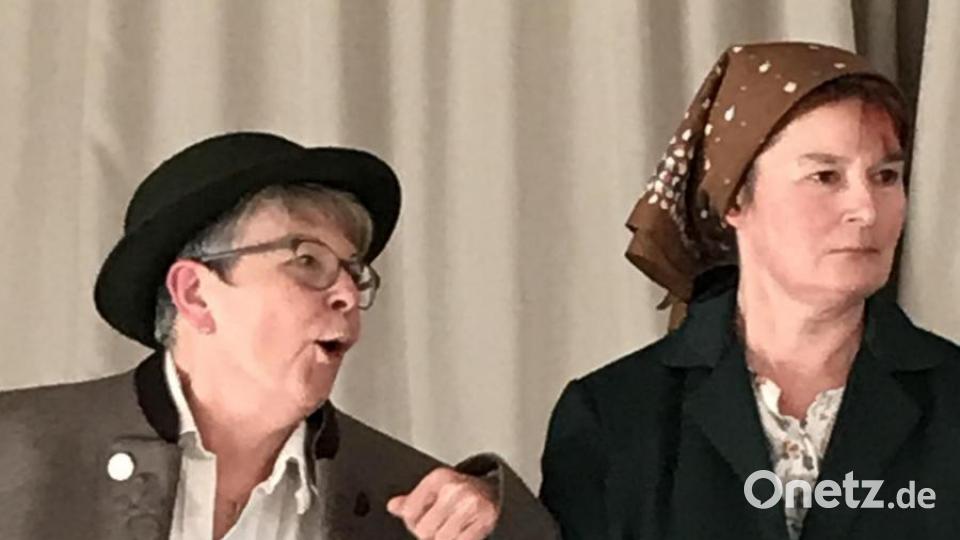 Rita König und Theresia Horn leben schließlich doch noch als älteres Ehepaar KIndheitserinnerungen aus. Bild: ak