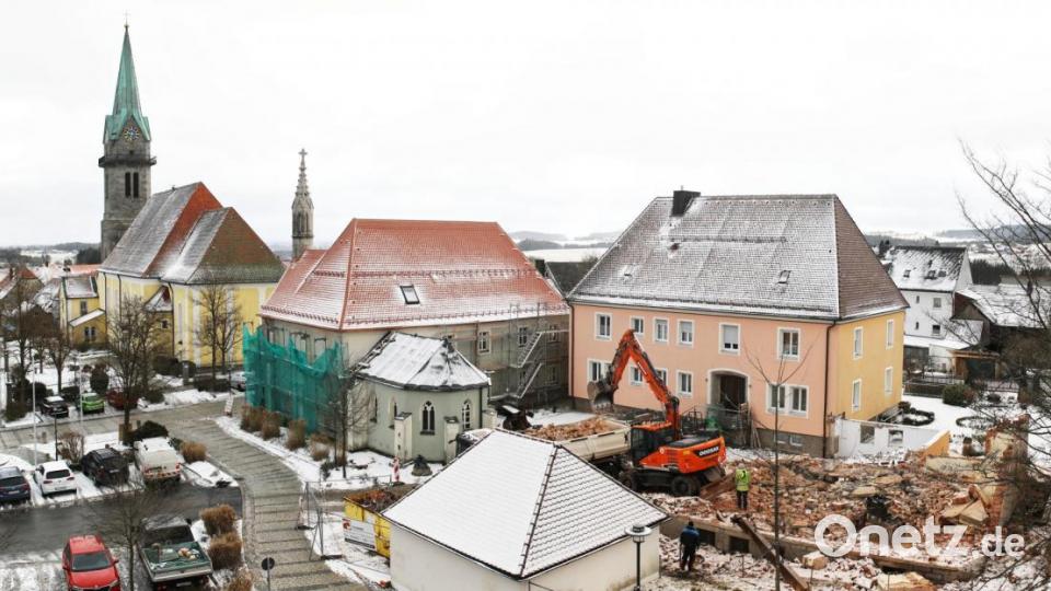 Bis auf das Kellergeschoss wurde das Schwesternhaus beim katholischen Pfarrhof bereits abgerissen. Damit soll Platz geschaffen werden für den neuen Pfarrsaal. Bild: njn