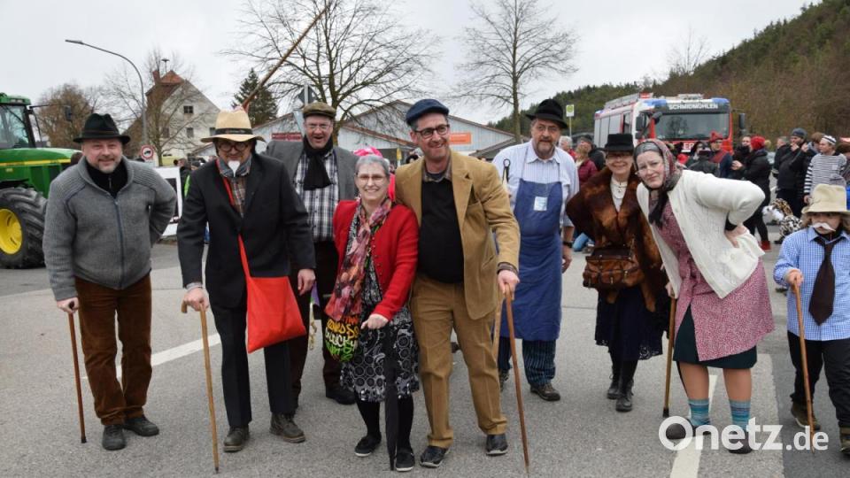 Neunzig Jahre haben sie schon auf dem Buckerl, aber sie sind alle scharf auf ihr 90 jähriges Gründungsfest beim Trachtenverein. Bild: bö