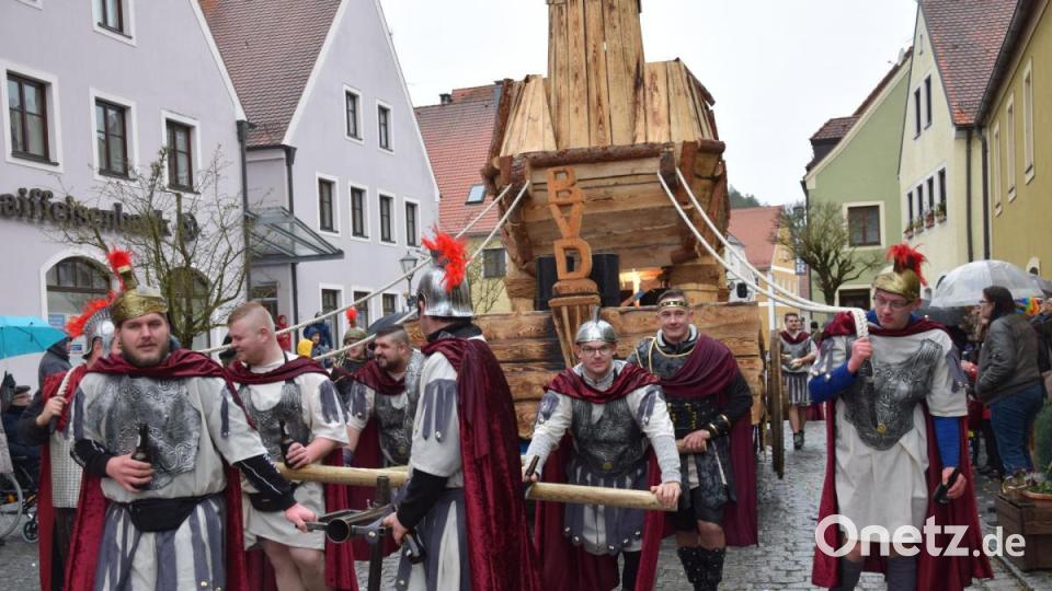 Freundliche Übernahme in Schmidmühlen: Was das wohl für Folgen hat? Die Diesenbacher Freunde hatten ihr trojanisches Pferd dabei. Acht Wochen Arbeit stecken in dem hölzernen Koloss. Auf jeden Fall hatten die Diesenbacher damit einen ganz besonders beeindruckenden Zug-Beitrag. Bild: bö