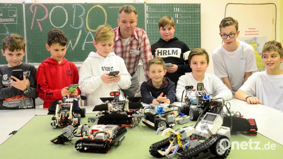 Eines der Highlights: Das Wahlfach Robotik bläst zum &quot;Robot War&quot;. Dabei räumen selbstgebastelte Lego-Roboter ihre Kontrahenten aus dem Feld. Bild: Kunz