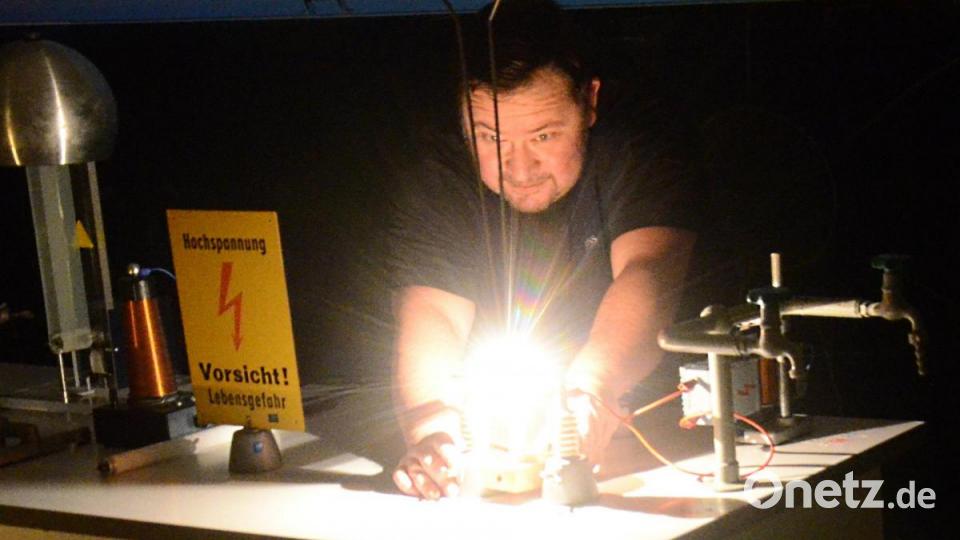Erst fliegt die Sicherung raus. Dann kommt Physiklehrer Paul Durst die Erleuchtung. Bild: Kunz