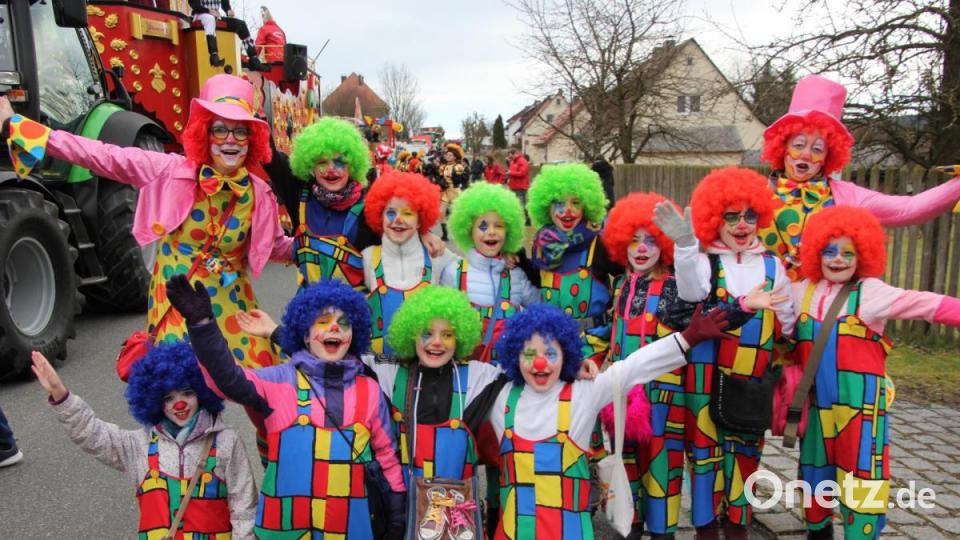 Die Mähringer Wichtelgarde als wunderschöne Clowns beim Faschingszug. Bild: kro