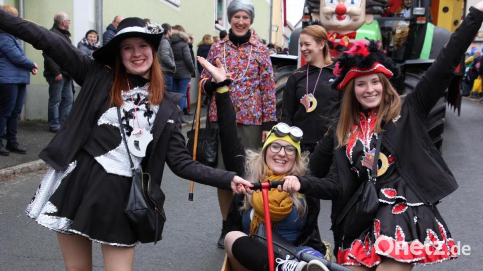 Trotz Fußverletzung ist dieses Gardemädel beim Faschingszug dabei. Sie wird in einem Bollerwagen chauffiert. Bild: kro