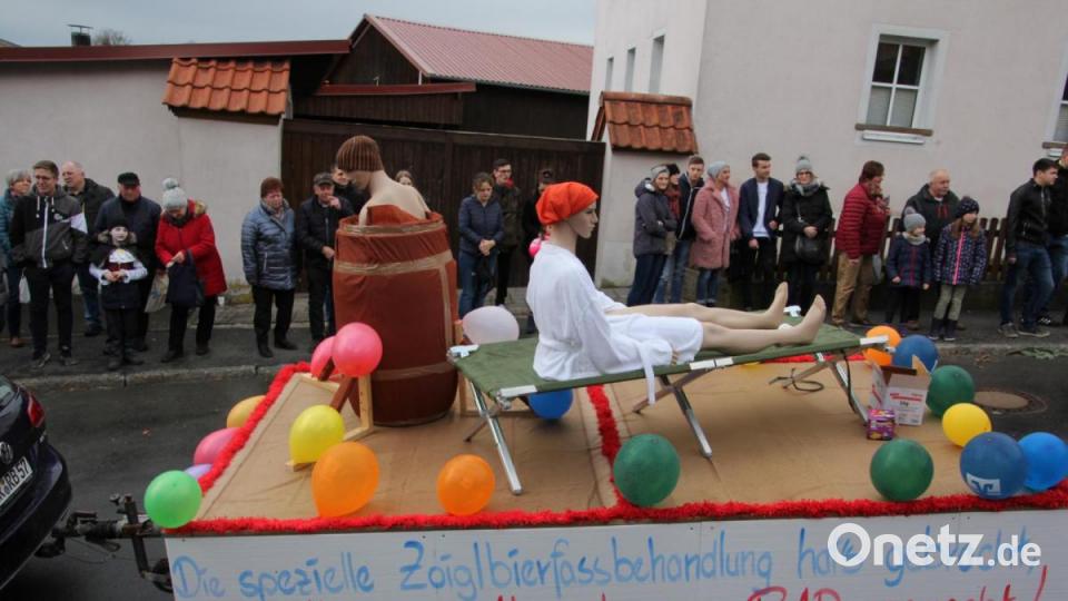 Eine Gruppe spekulierte, dass Neualbenreuth nur durch eine besondere Kur den Bad-Titel erhielt: „Die spezielle Zoiglbierfassbehandlung hat’s gebracht und Klaus sei Alwarath zum Bad gemacht“. Bild: kro
