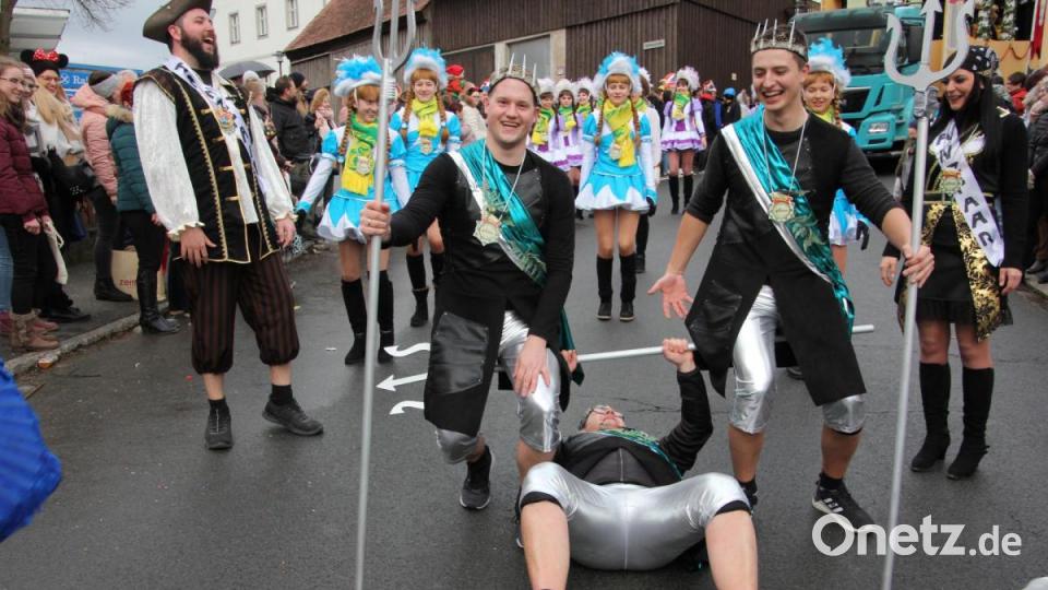Die Schautanzgruppe der Tursiana nutzte den Faschingszug in Mähring um zu trainieren. Bild: kro