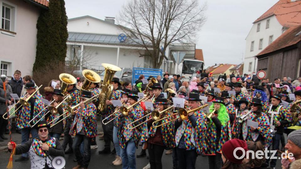 Die Großkonreuther Blasmusik war mit vielen Musikanten vertreten, allen voran Dirigent Markus Werner (vorne, knieend). Bild: kro