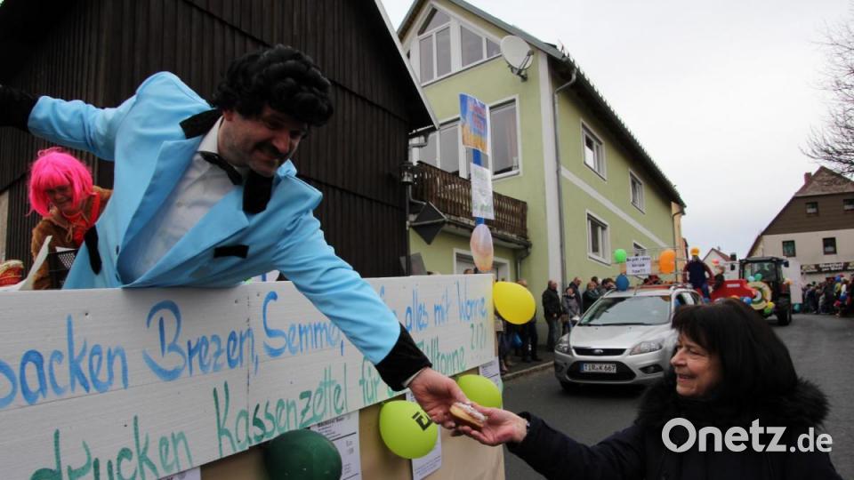 Bäckermeister Herbert Seer aus Bärnau verteilte Faschingskrapfen, aber nur mit Kassenbon. Bild: kro