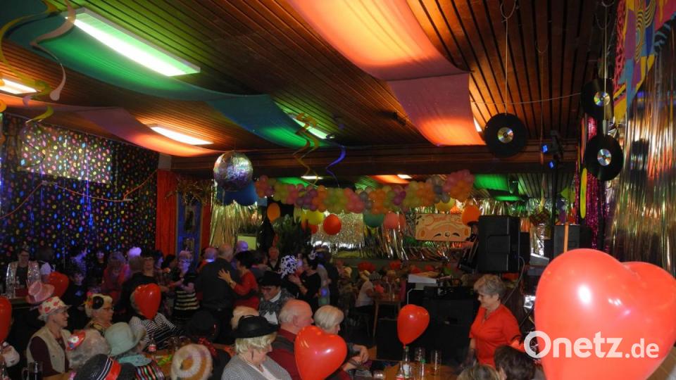 Egal ob im sitzen oder beim Tanzen, alle haben ihren Spaß am Seniorenfasching. Bild: Herbert Riedel