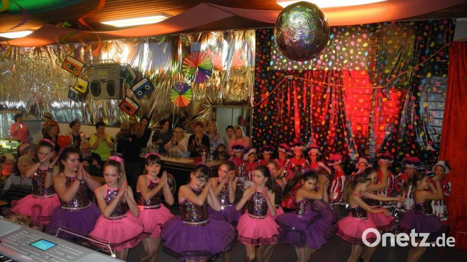 Glitzerkostüme in lila und rosa - darin tanzen die Mädchen der Kindergarde gerne. Bild: Herbert Riedel