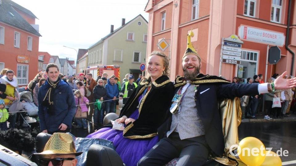 Im offenen Cabrio fuhr das Prinzenpaar Jessica I. und Fabian I. an den Tausenden Zuschauern vorbei. Bild: sne