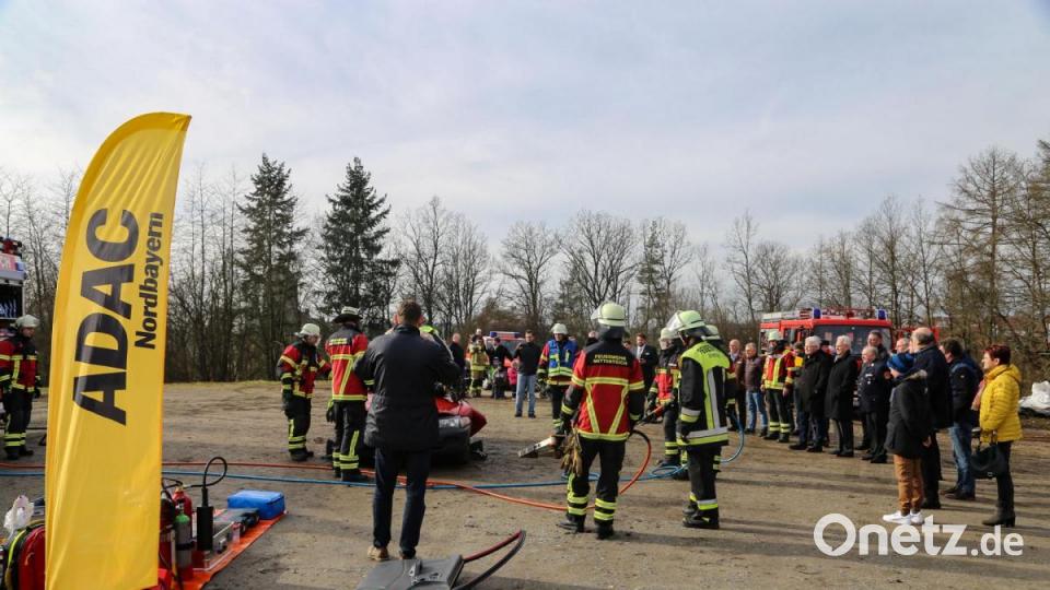 Die Feuerwehr Mitterteich demonstrierte bei einem realen Übungsszenario wie eine Personenrettung funktioniert. Bild: Roland Wellenhoefer