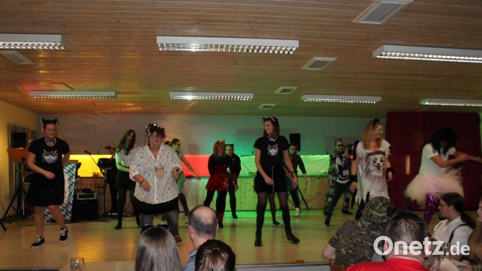 Beim Schützenball in Oberlind ging die Post ab. Flotte Sause durch die Nacht. Bild: dob