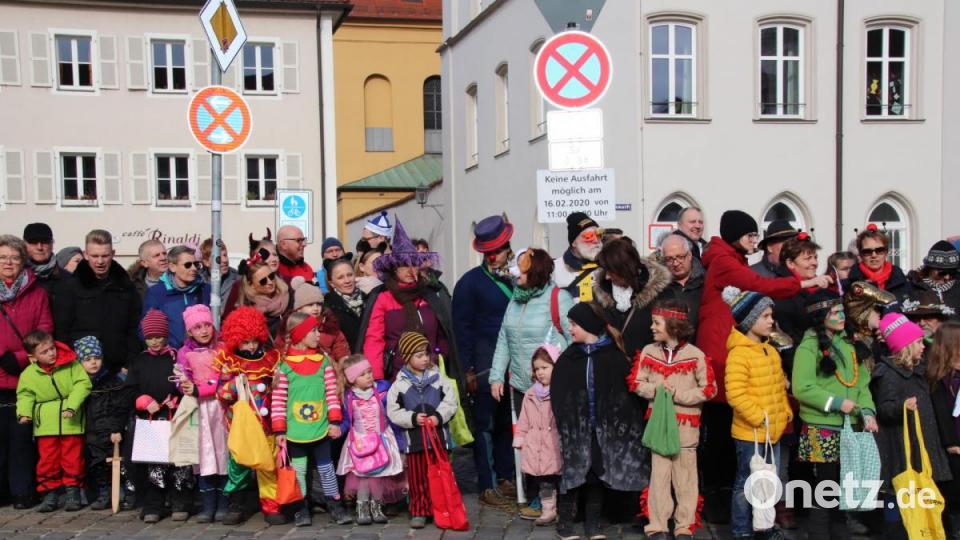 Tausende Faschingsbegeisterte und 60 Vereine schlossen sich dem Ostbayerischen Faschingszug in Regensburg an. Bild: Urte Scheubeck